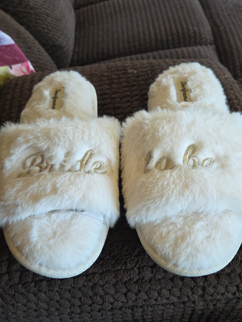 Women's Ivory 'Bride to Be' Faux Fur Slippers NWOT Size 7-8 Medium